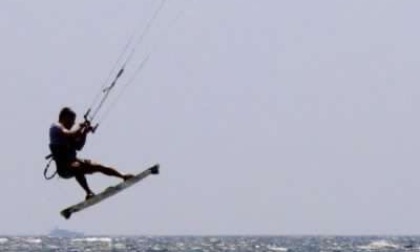 Fa kitesurf e non riesce a tornare a riva, muore imprenditore