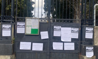 Necrologi fake sul cancello del cimitero di Camogli, è polemica