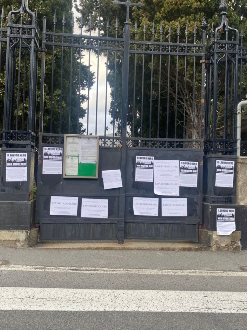 Necrologi fake sul cancello del cimitero di Camogli, è polemica