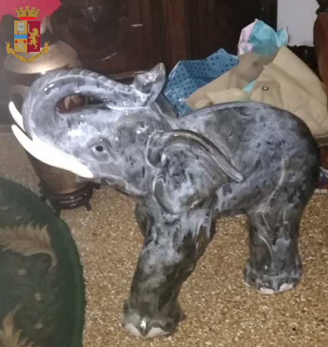 Spacciatore nasconde hashish nell’elefante di ceramica, arrestato,