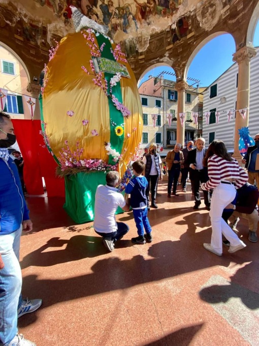 Rapallo, centinaia di bimbi rompono l’uovo gigante