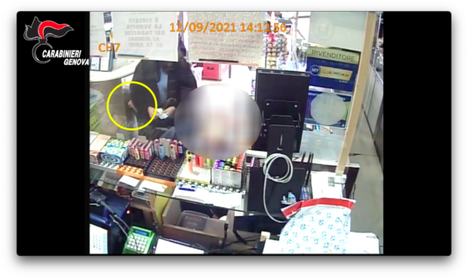 Rapine a bordo treno e furti nel centro di Genova, arrestate 14 persone