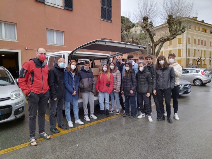 Raccolta per l’Ucraina, riempiti 25 scatoloni all’Istitutto Natta De Ambrosis