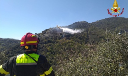 Incendio a Maxena, vigili ancora impegnati
