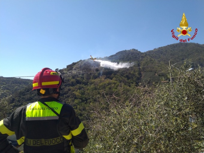 Incendio a Maxena, vigili ancora impegnati