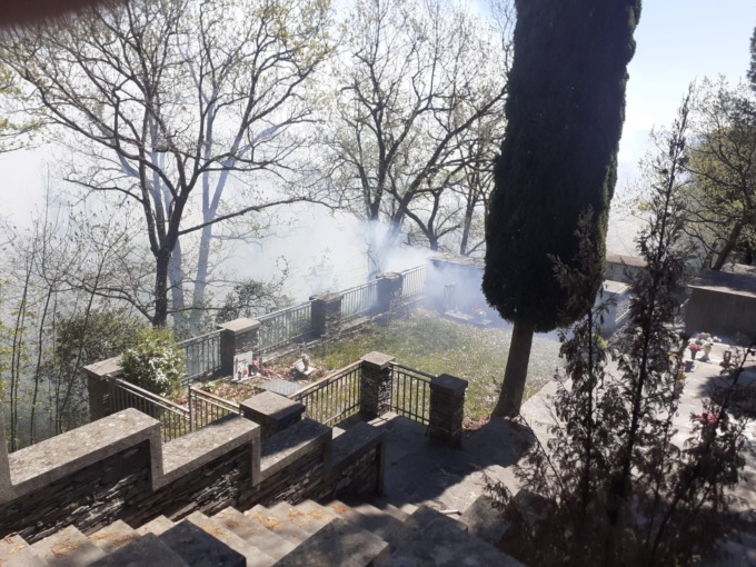 Incendio sulle alture di Chiavari, vigili del fuoco in azione