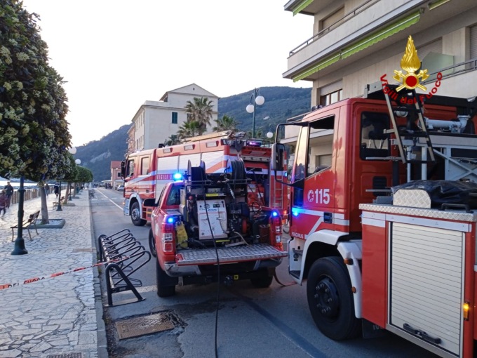 Incendio in pizzeria sul lungomare di Chiavari