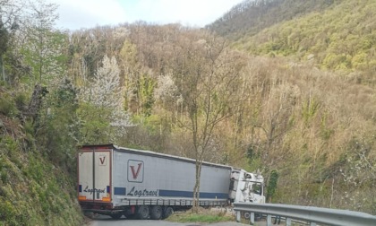 Camion incastrato nuovamente tra San Colombano Certenoli e Leivi