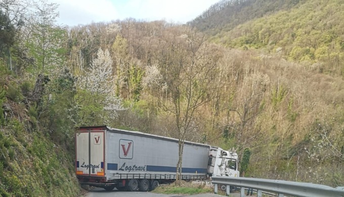 Camion incastrato nuovamente tra San Colombano Certenoli e Leivi