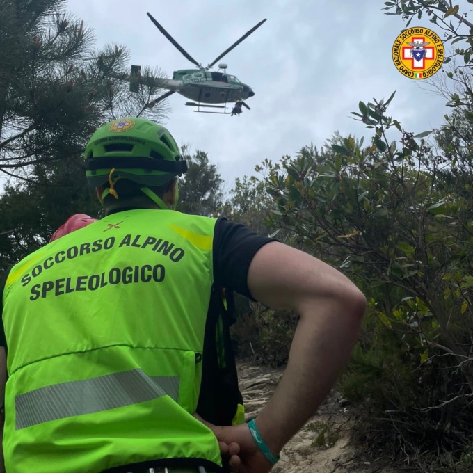 Cade sul sentiero, soccorsa e trasportata in elicottero
