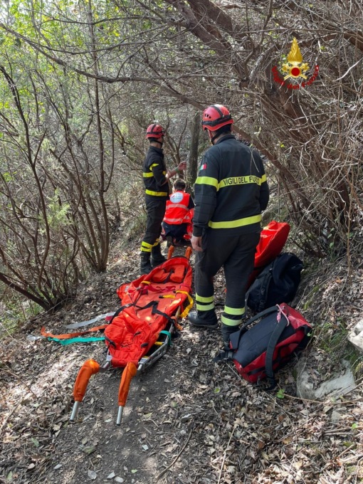Escursionista cade mentre percorre un sentiero