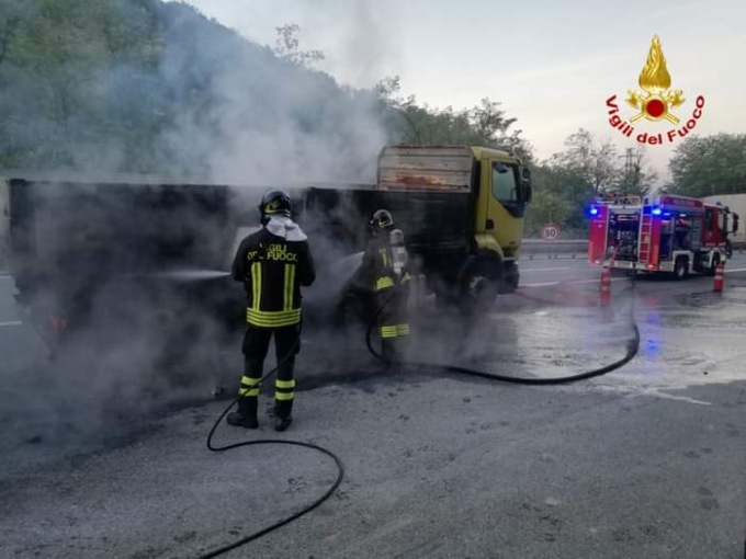 Tir prende fuoco sull’A12