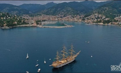 Il passaggio della Vespucci a Rapallo