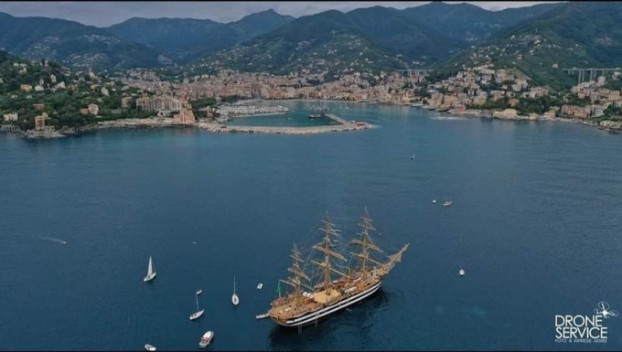 Il passaggio della Vespucci a Rapallo