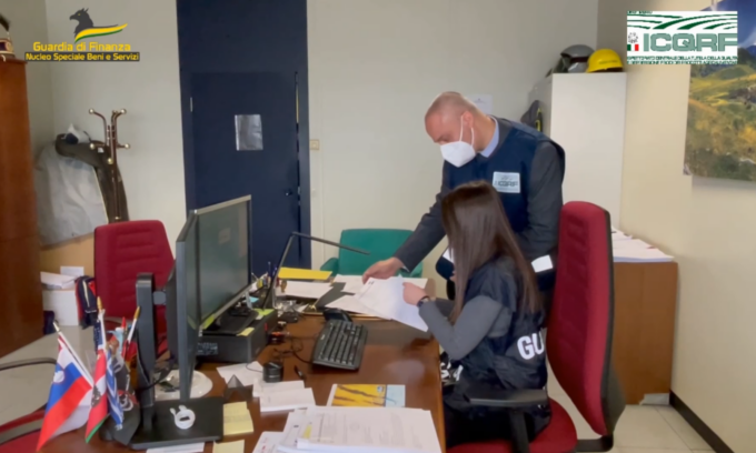 Olio d’oliva contraffatto, la Guardia di Finanza denuncia dieci persone