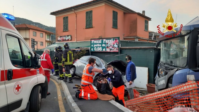 Perde il controllo dell’auto e va a sbattere contro un camion