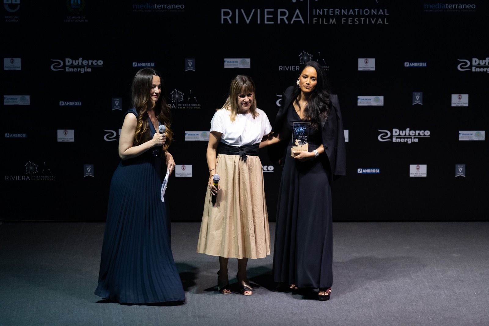 Valentina Ghio sindaco di Sestri Levante consegna a Rula Jebreal lo Human Star Award