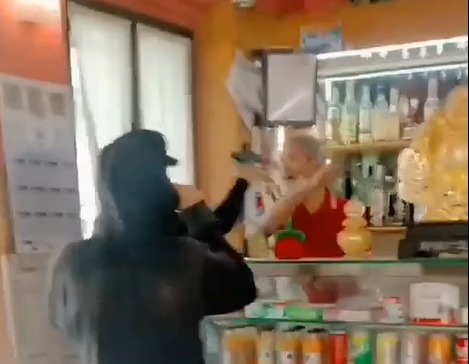 Il video del barista che respinge i rapinatori così: “Vuoi i soldi? Sono in banca”