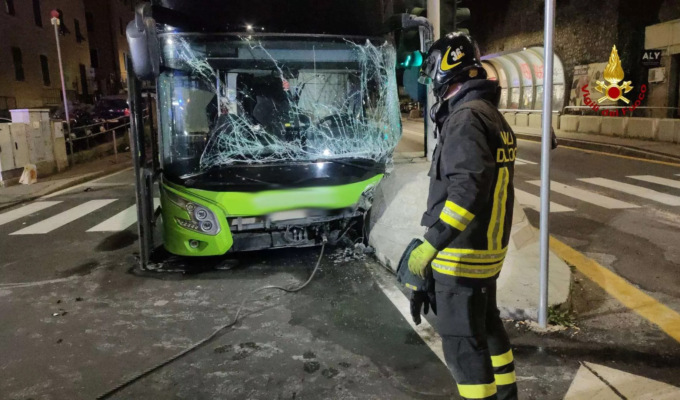 Pullman Flixbus esce di strada, sei feriti
