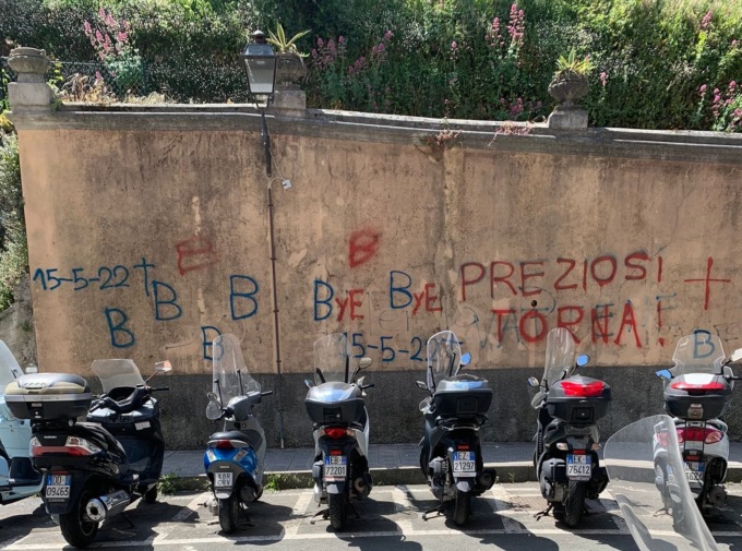 Sestri Levante, sui muri gli sfottò dei sampdoriani per la retrocessione del Genoa