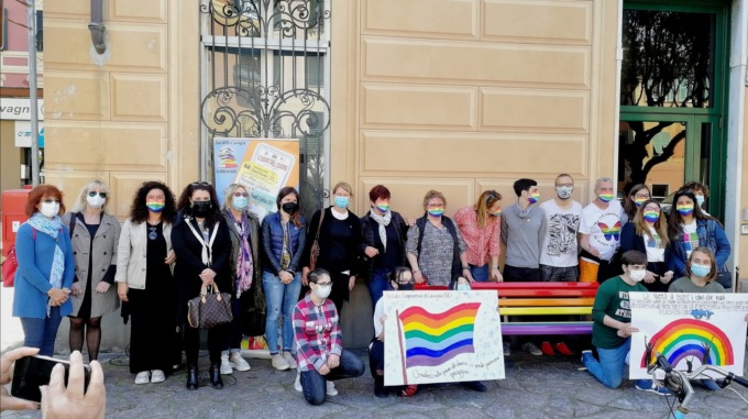 Un anno di Panchina Arcobaleno a Lavagna, arriva flash mob e non solo