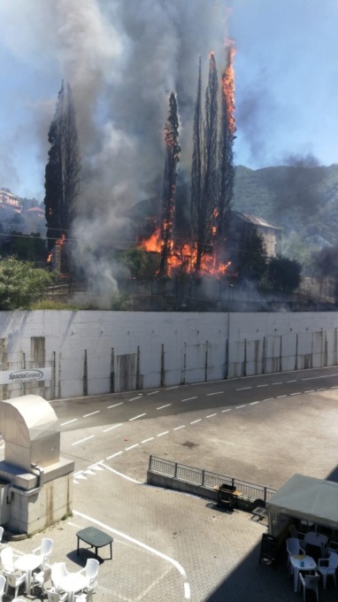 Rogo vicino alle case sulle alture di Genova