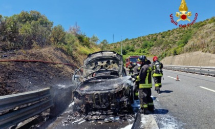 Auto distrutta dalle fiamme in autostrada