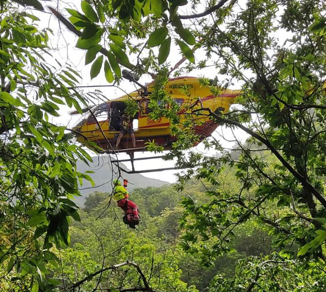Scivola per 6 metri mentre pulisce vasca dell’acquedotto, in elicottero al San Martino