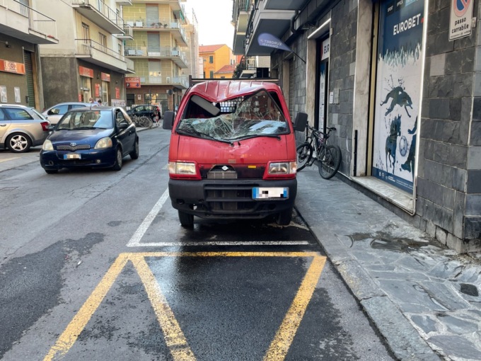 Vedova si getta dal terrazzo, ricoverata in gravi condizioni
