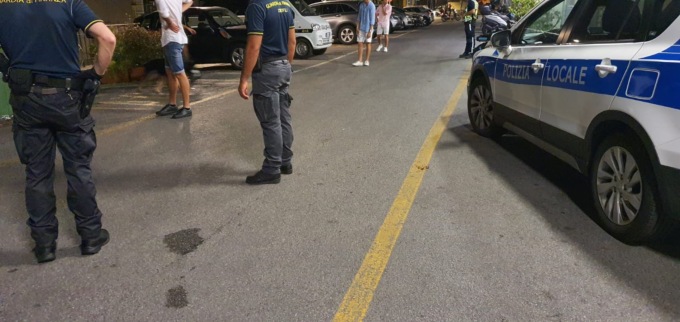 Controlli delle attività commerciali, sequestrate bottiglie e verbali di 400 euro