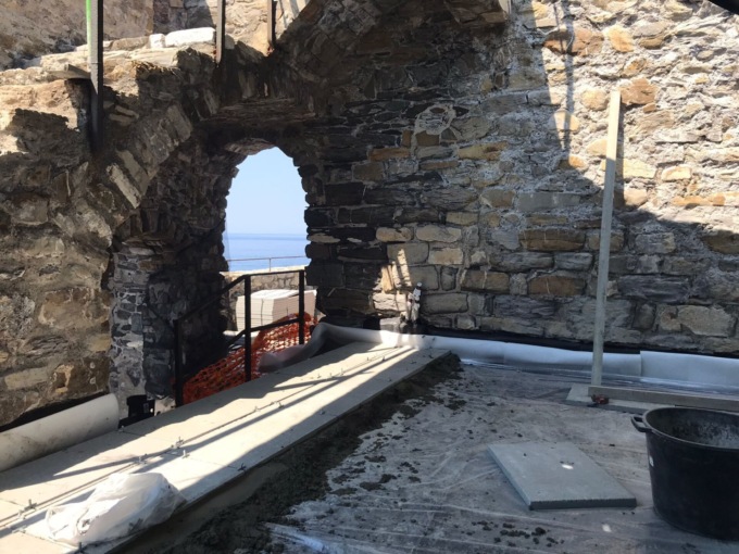 Nuova pavimentazione per Castel Dragone