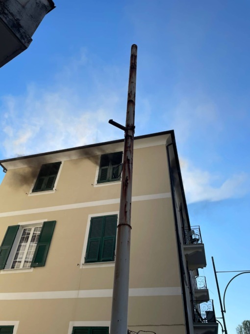 Cortocircuito della lavatrice, principio di incendio in un appartamento