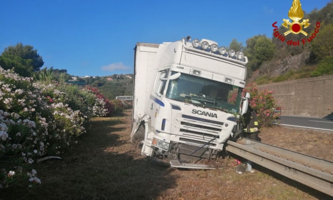 Camion fuori strada e code sull’Autofiori