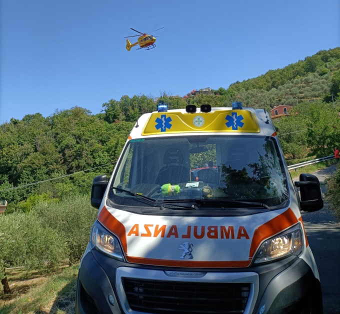Uomo scivola nel greto del fiume: trasportato cosciente al San Martino