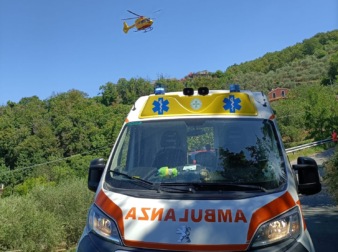 Cade da oltre 3 metri di altezza, 70enne in elicottero al San Martino