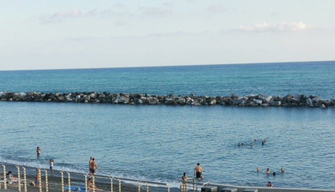 Tragedia in spiaggia, muore una donna