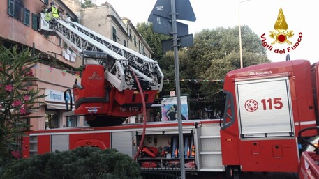 Appartamento in fiamme, i Vigili del Fuoco salvano due persone