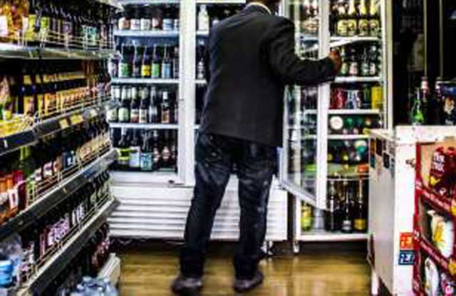 Lavagna chiude negozi di alimentari e distributori automatici in orario notturno per evitare schiamazzi