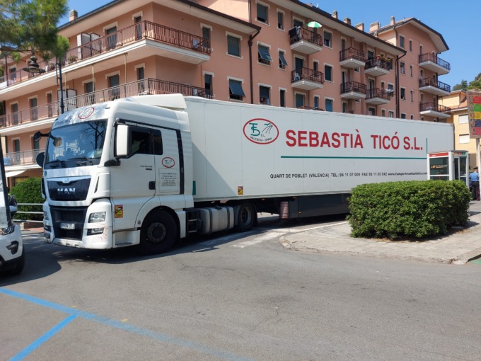 Camion incastrato in galleria, sgonfiate le gomme per liberarlo
