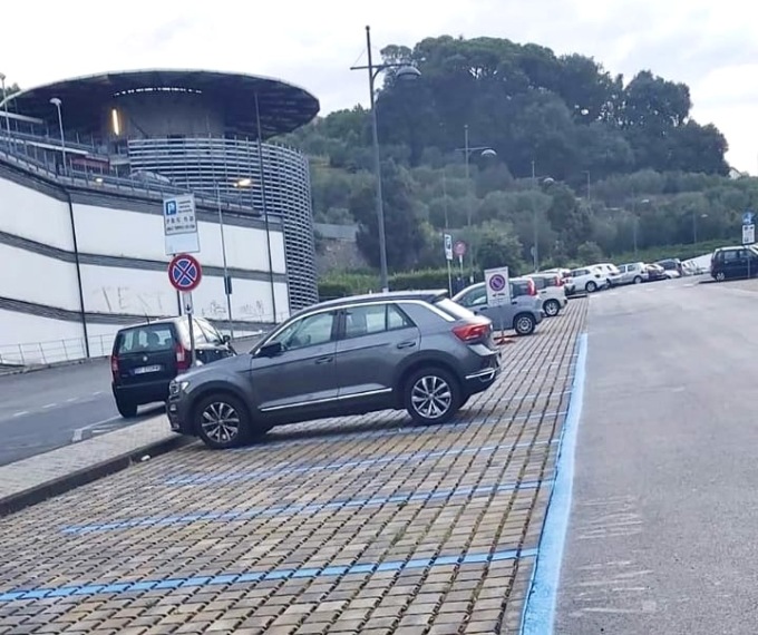 Nuovi parcheggi blu a Chiavari. Protestano Bettoli e Bertani