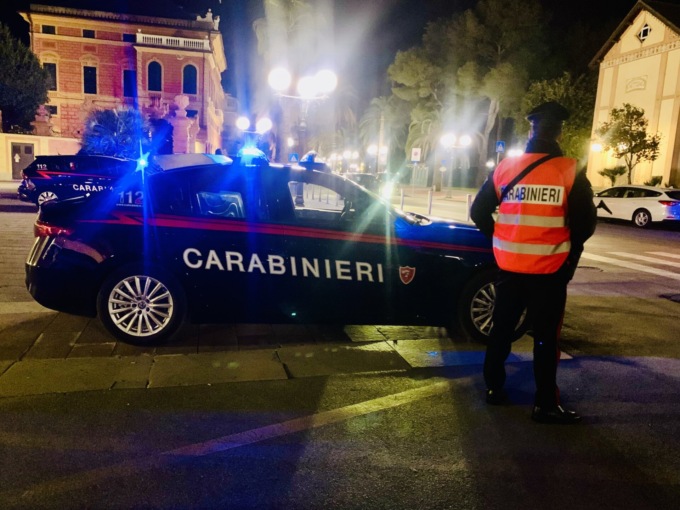 Sferra un fendente con una bottiglia di vetro rotta, arrestato 18enne