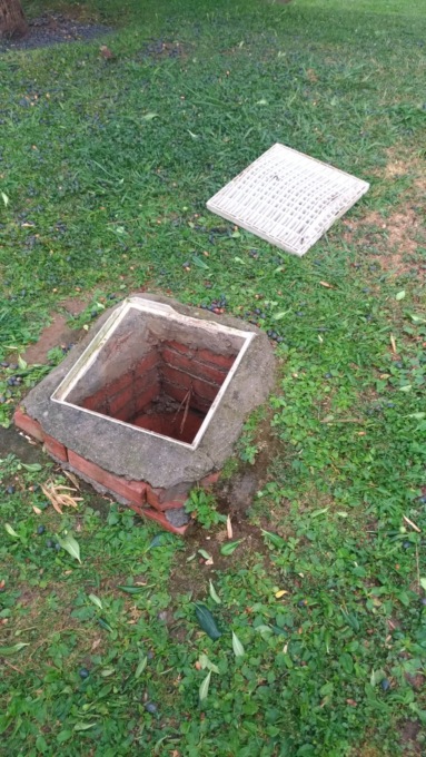 Bimba di tre anni cade in un tombino aperto, salvata dal papà