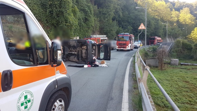 Donna perde il controllo del mezzo, auto si ribalta su un fianco