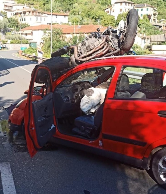 Moto si scontra con l’auto e finisce sul parabrezza, centauro al Pronto Soccorso