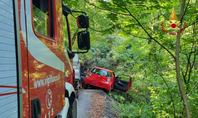 Auto In Bilico Su Una Scarpata Soccorse Due Donne Prima Il Levante