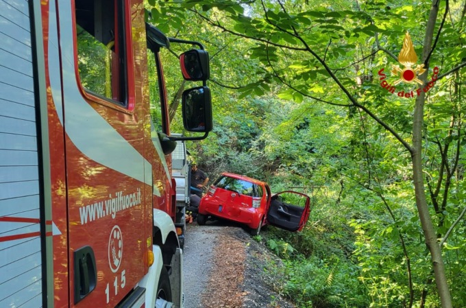 Auto in bilico su una scarpata, soccorse due donne