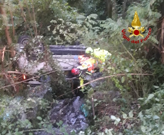 Auto precipita in un burrone a Borzonasca
