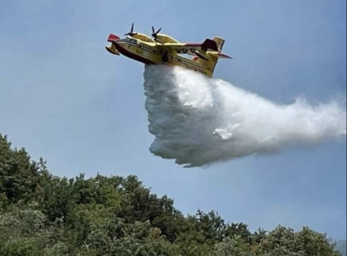 Due canadair per spegnere l’incendio di Terisso
