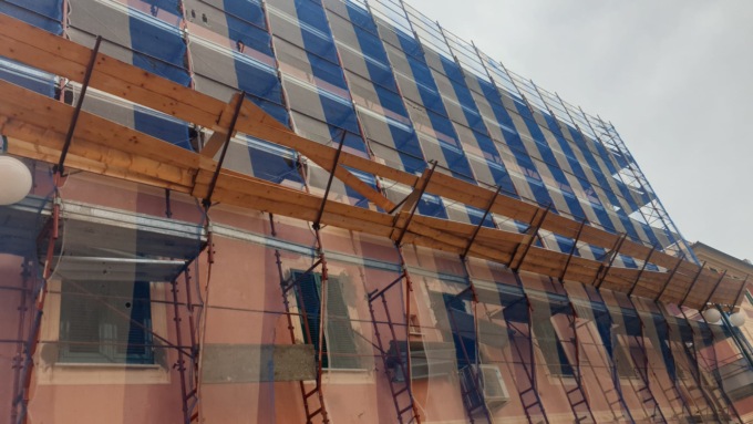 Chiavari impalcature cadute da un cantiere, lungomare chiuso