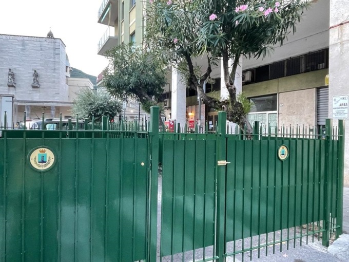 Barriera intorno ai cassonetti contro i cinghiali